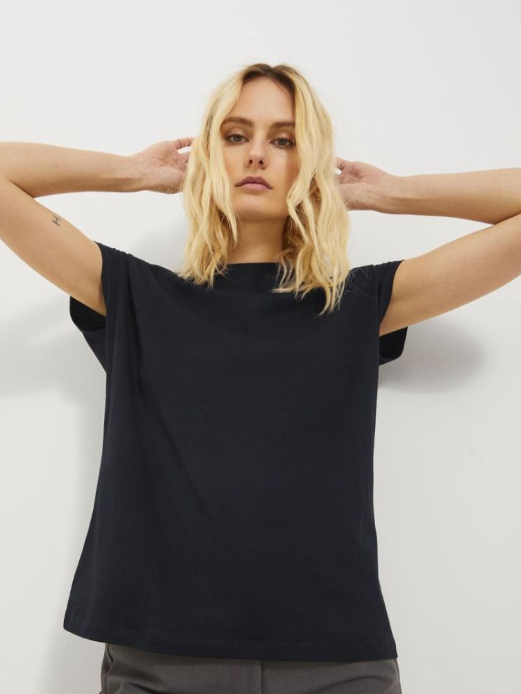 JXASTRID SL BOXY EVERY TEE NOO ZWART